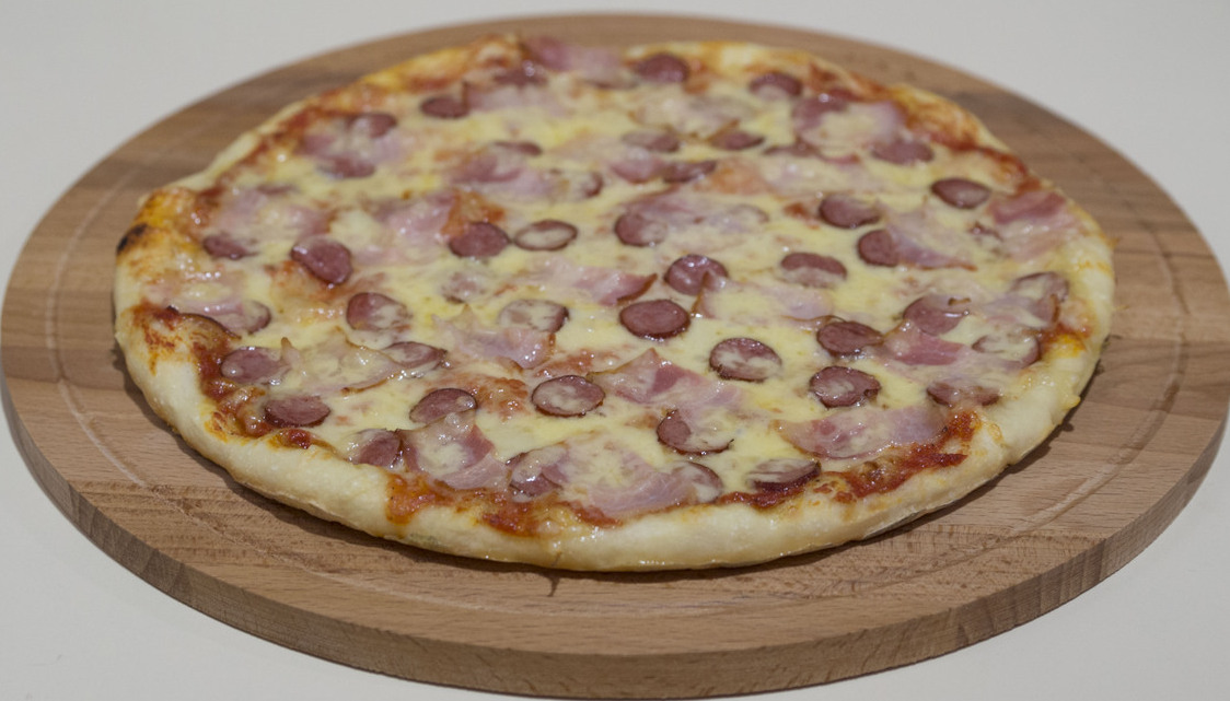 Пицца с колбасой и беконом